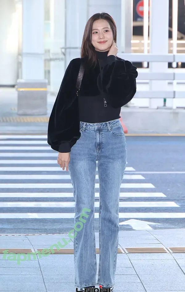 Jisoo nude photo #0927 (BLACKPINK / qenshizu / sooyaaa__)
