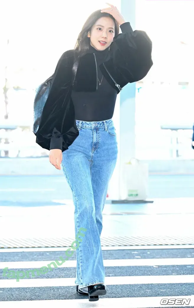 Jisoo nude photo #0931 (BLACKPINK / qenshizu / sooyaaa__)