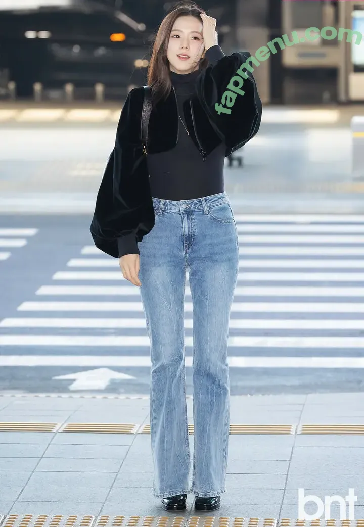 Jisoo nude photo #0946 (BLACKPINK / qenshizu / sooyaaa__)