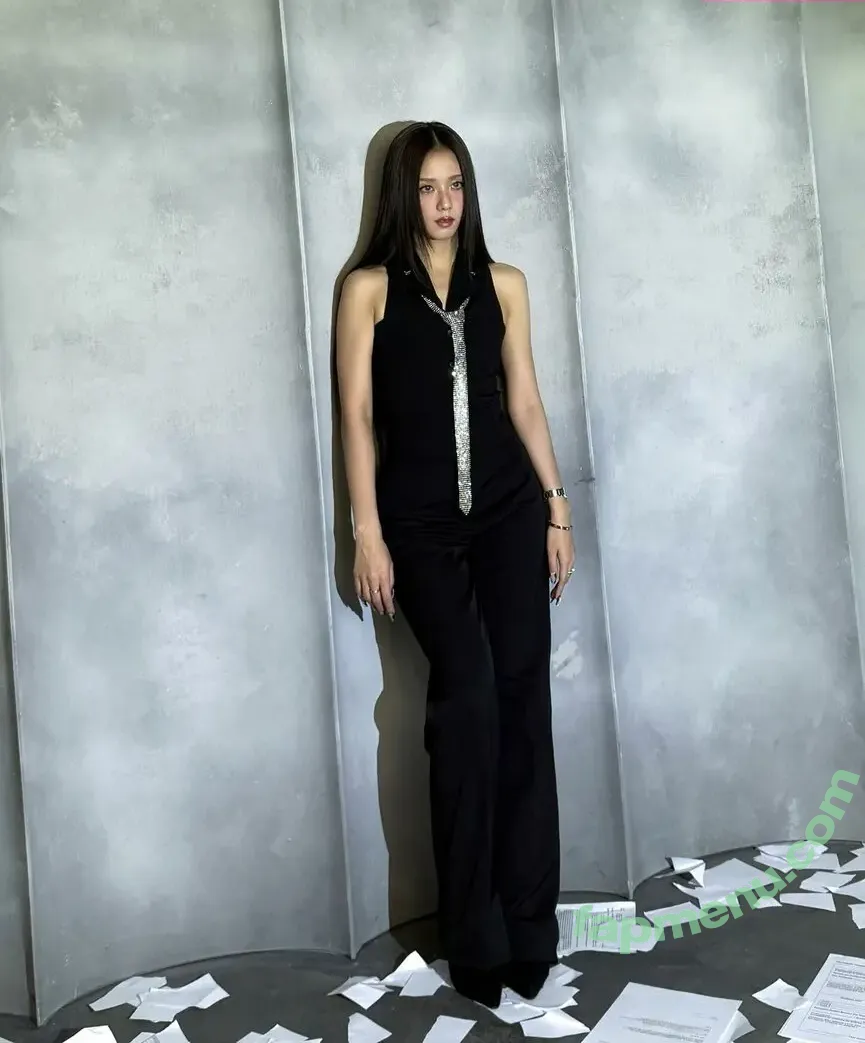 Jisoo nude photo #0962 (BLACKPINK / qenshizu / sooyaaa__)