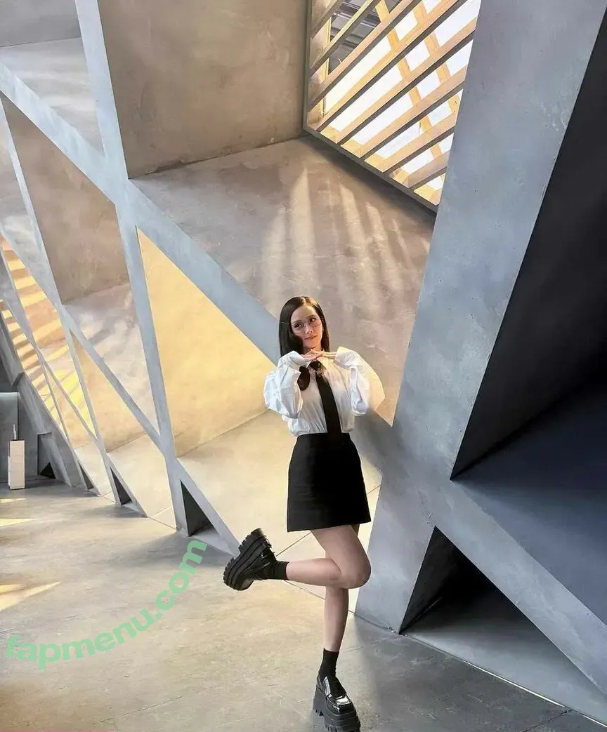 Jisoo nude photo #1143 (BLACKPINK / qenshizu / sooyaaa__)