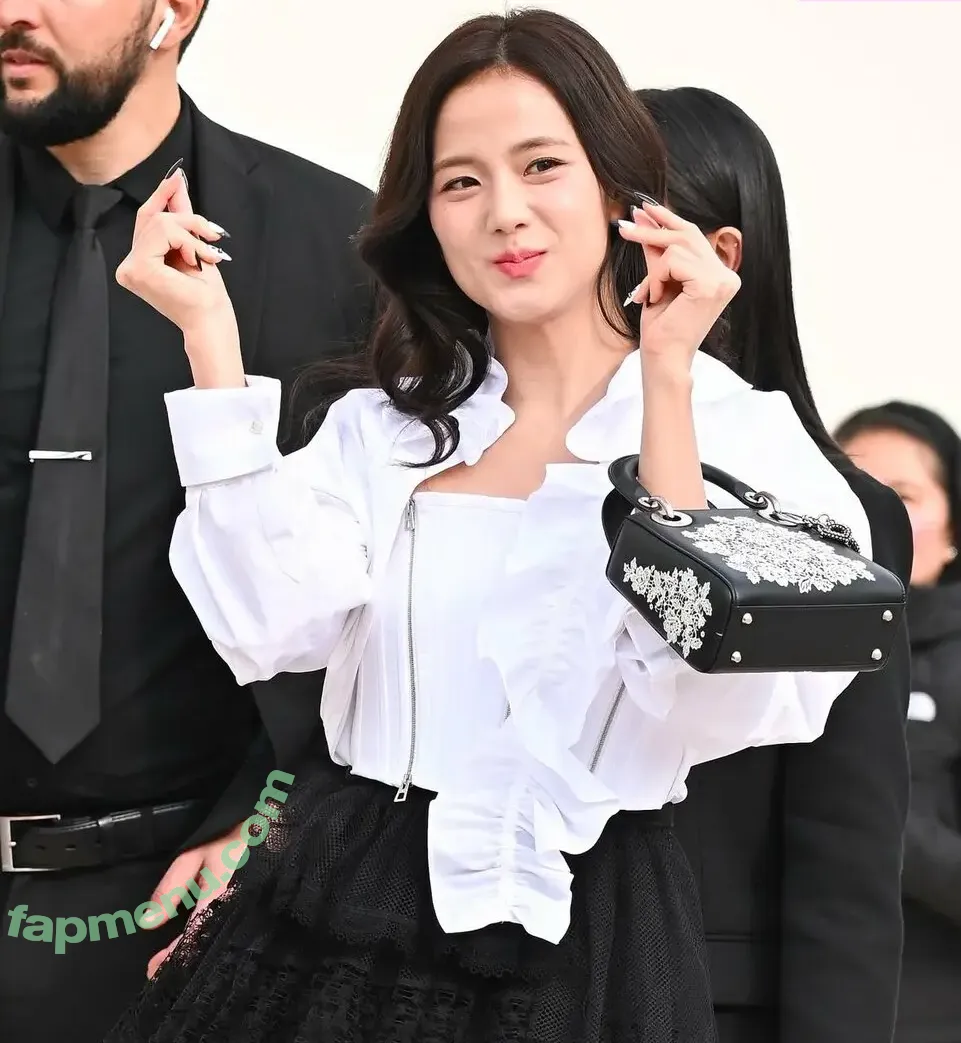 Jisoo nude photo #1165 (BLACKPINK / qenshizu / sooyaaa__)