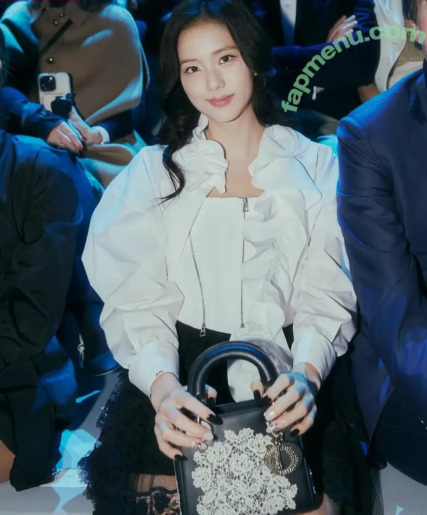 Jisoo nude photo #1169 (BLACKPINK / qenshizu / sooyaaa__)