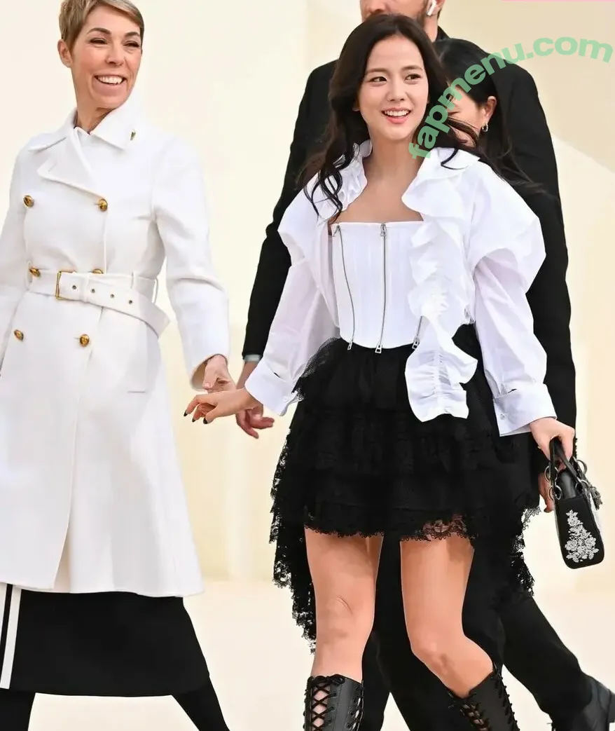Jisoo nude photo #1179 (BLACKPINK / qenshizu / sooyaaa__)
