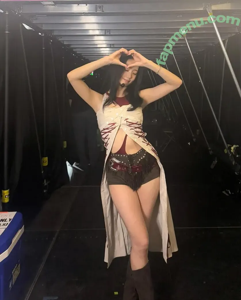 Jisoo nude photo #1654 (BLACKPINK / qenshizu / sooyaaa__)