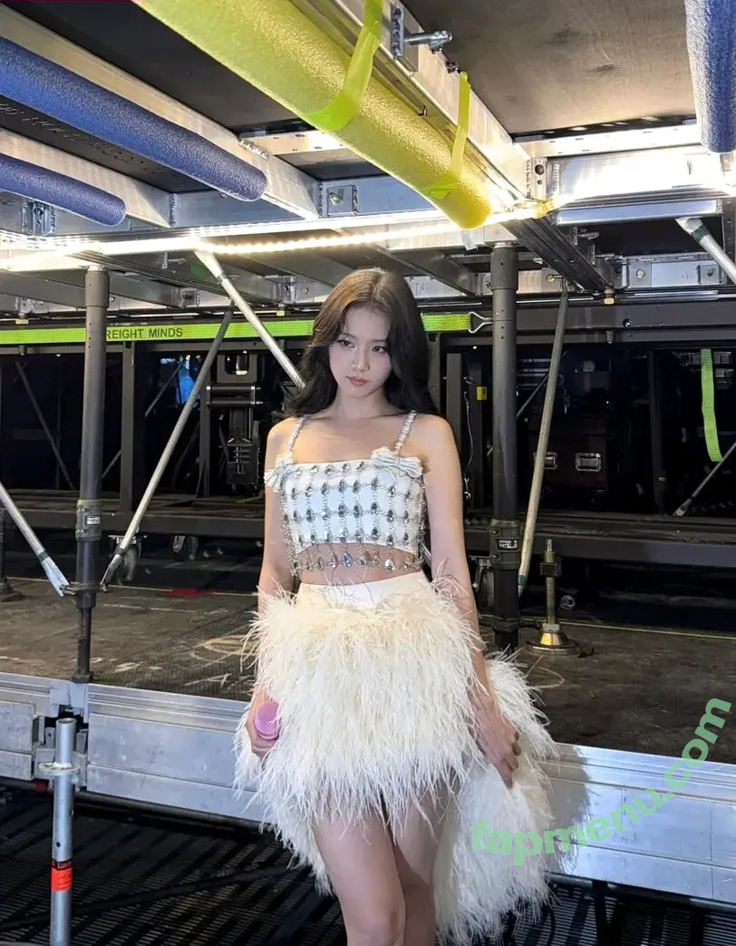 Jisoo nude photo #1701 (BLACKPINK / qenshizu / sooyaaa__)