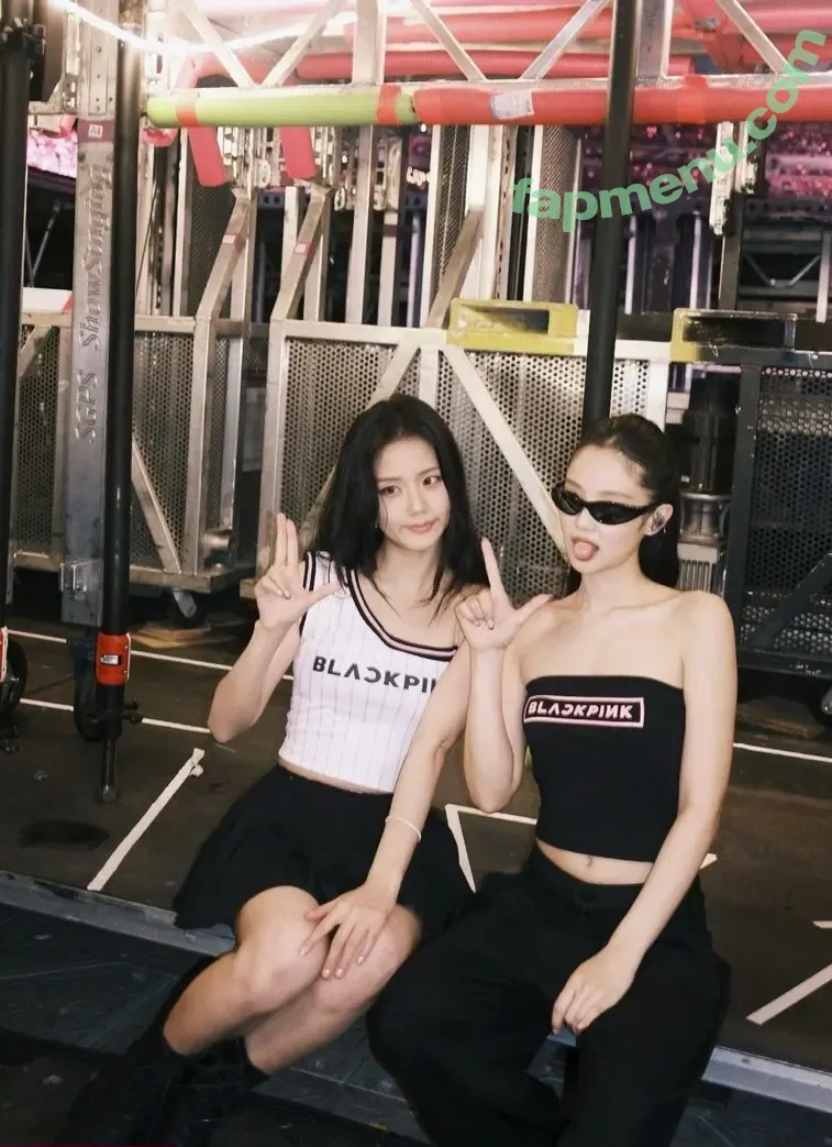Jisoo nude photo #1783 (BLACKPINK / qenshizu / sooyaaa__)