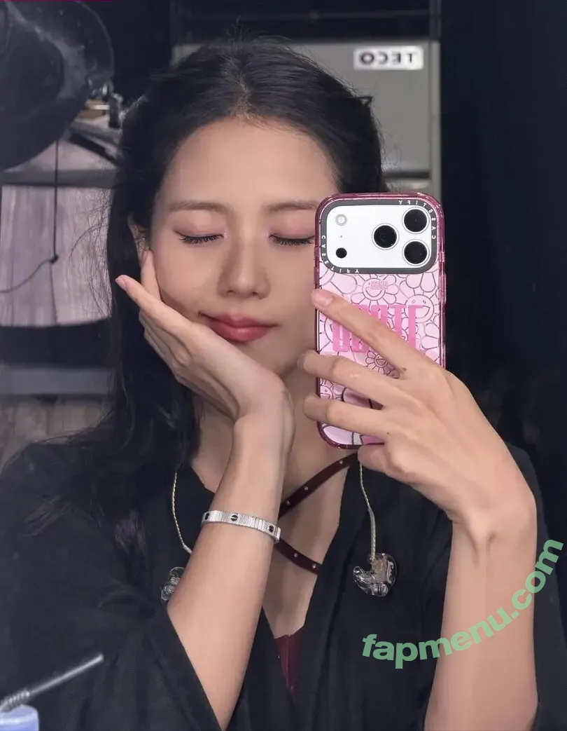 Jisoo nude photo #1907 (BLACKPINK / qenshizu / sooyaaa__)