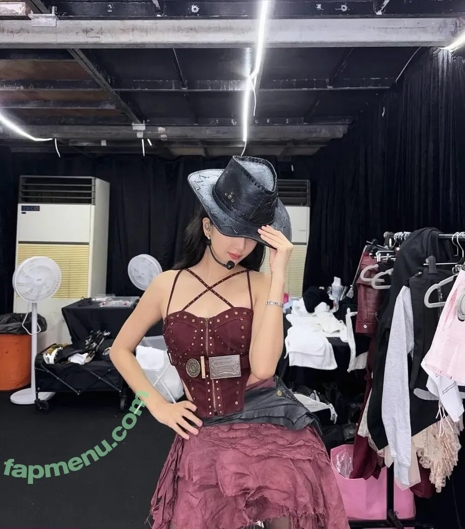 Jisoo nude photo #1912 (BLACKPINK / qenshizu / sooyaaa__)