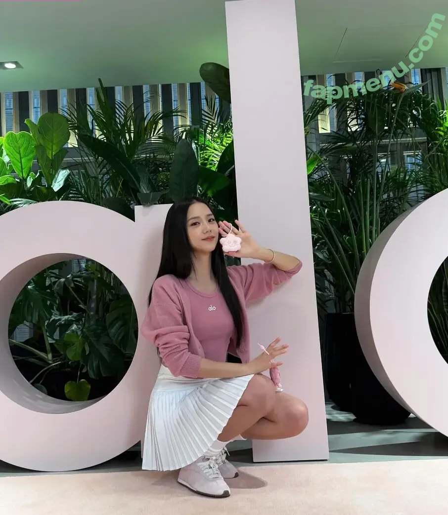 Jisoo nude photo #1919 (BLACKPINK / qenshizu / sooyaaa__)