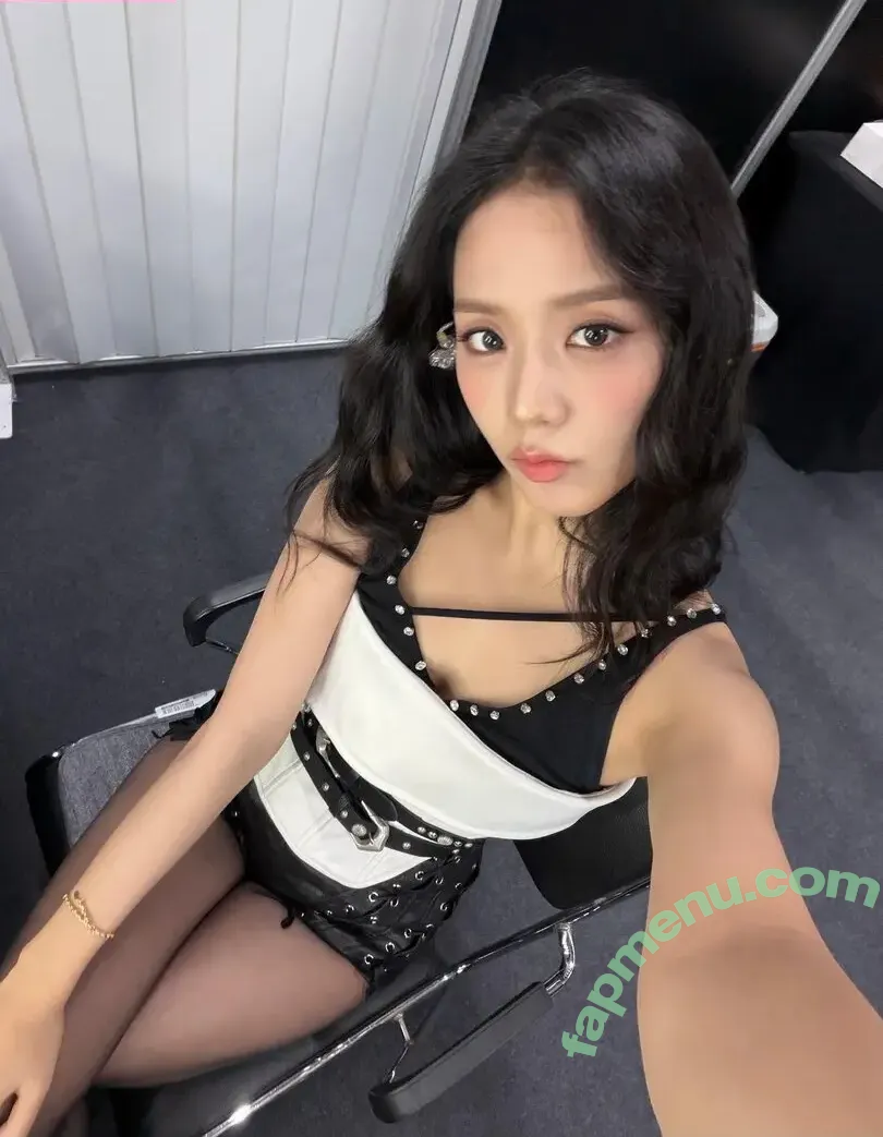 Jisoo nude photo #1935 (BLACKPINK / qenshizu / sooyaaa__)