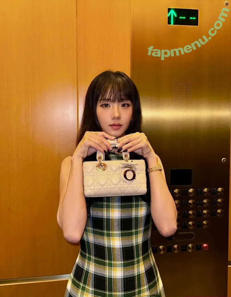 Jisoo nude photo #1974 (BLACKPINK / qenshizu / sooyaaa__)