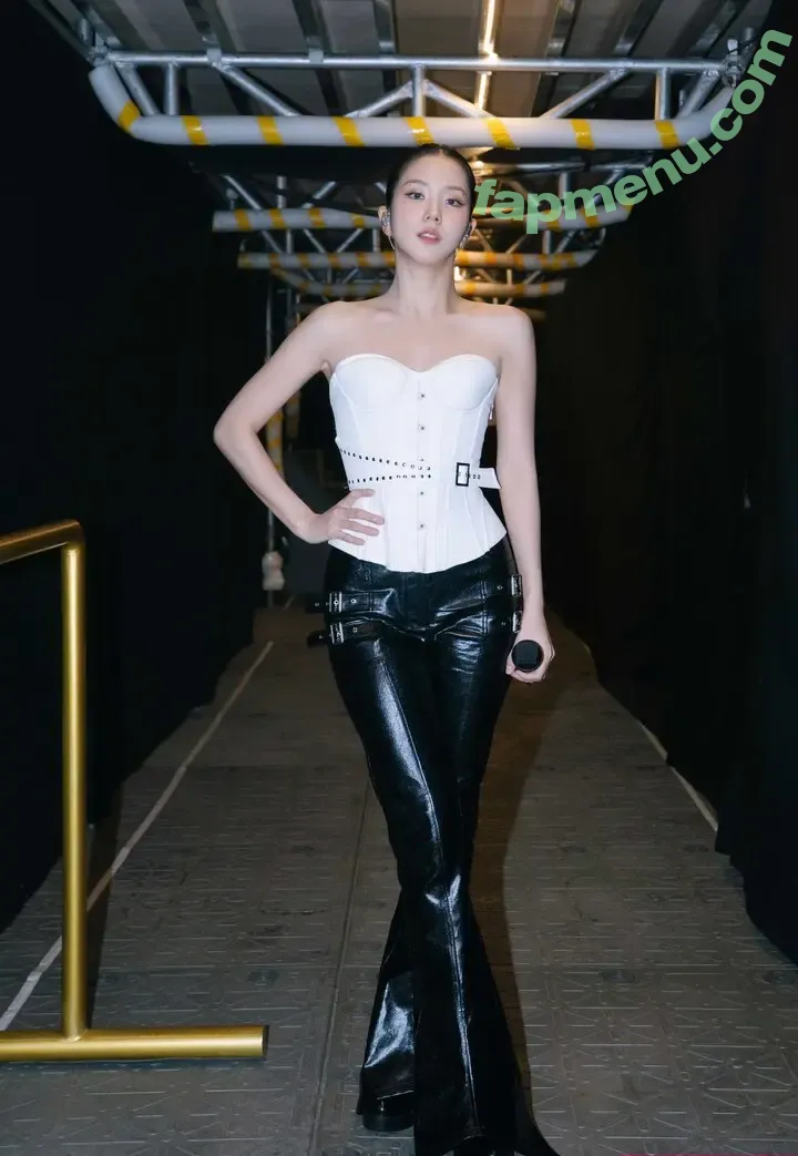 Jisoo nude photo #1984 (BLACKPINK / qenshizu / sooyaaa__)