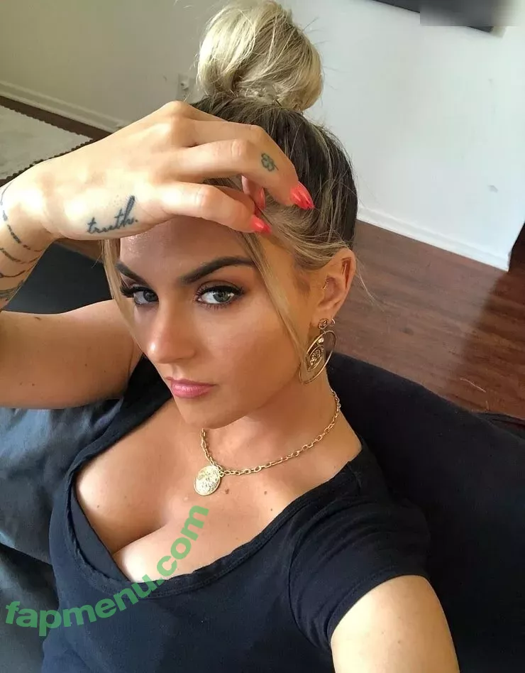 Joanna Levesque nude photo #0023 (iamjojo)