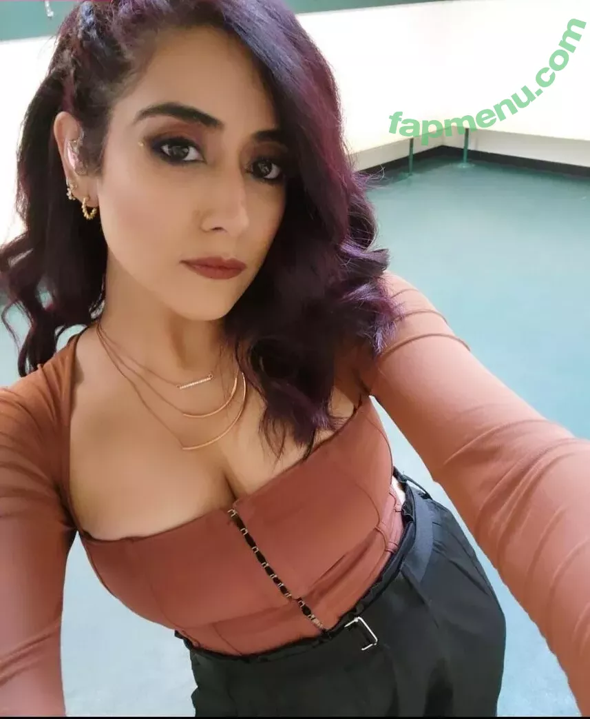 Jonita Gandhi nude photo #0004 (gandhifans / jonitamusic)