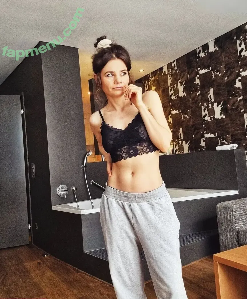 Joyce Ilg nude photo #0021 (mona.ameziane)