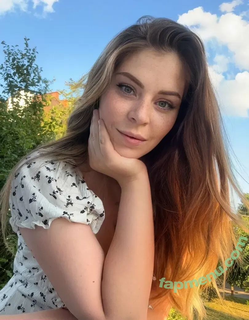 juli_m00n nude photo #0006 (juli_moon_official)