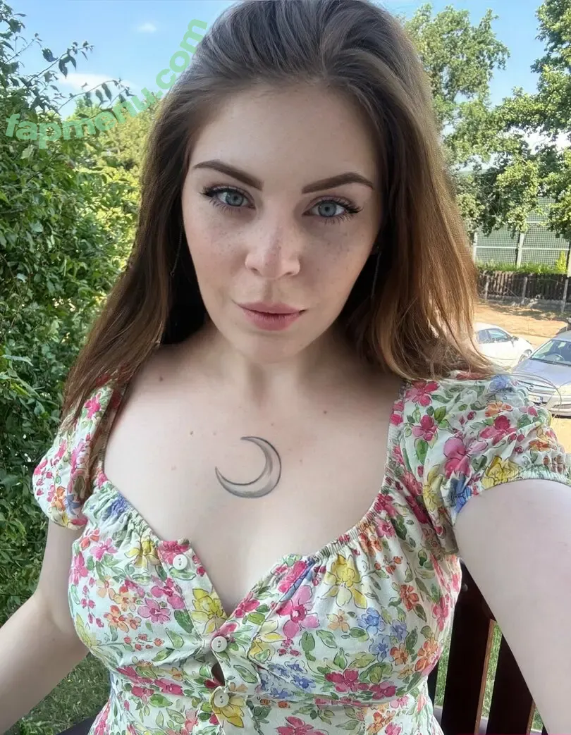juli_m00n nude photo #0008 (juli_moon_official)