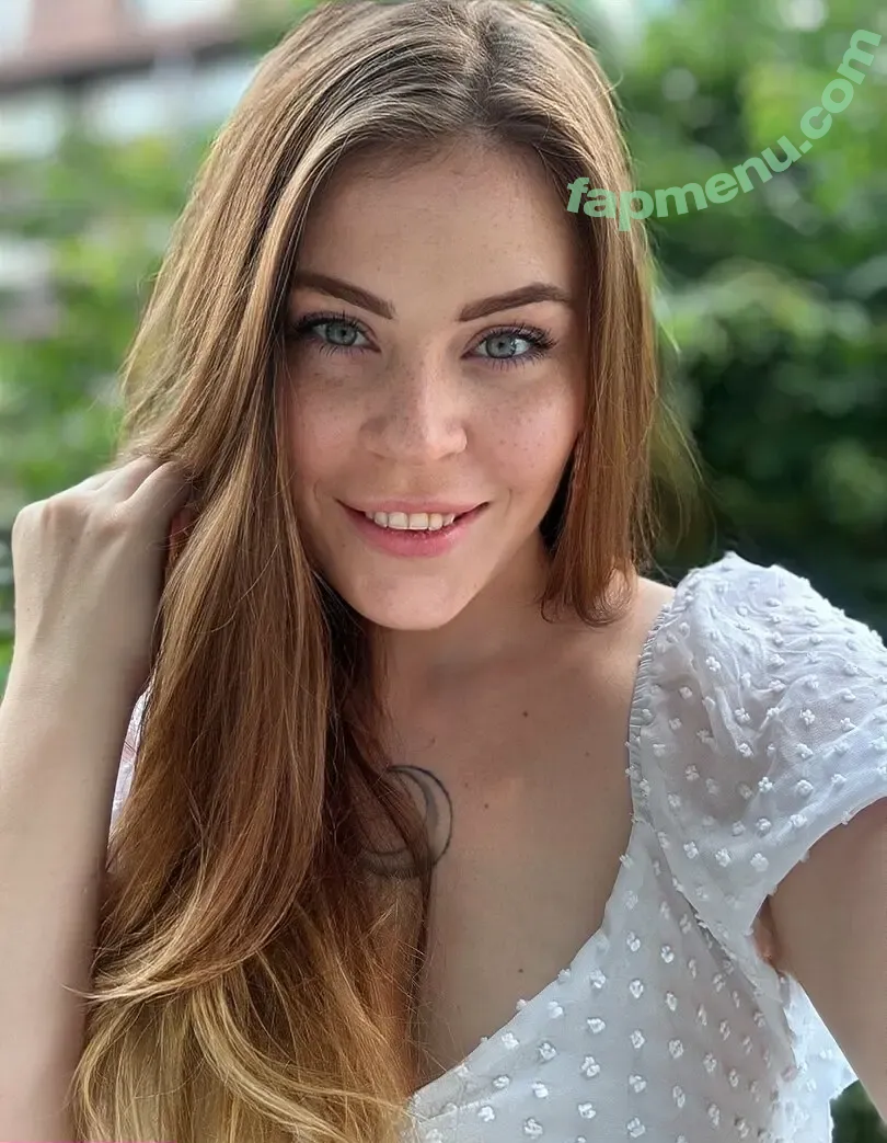 juli_m00n nude photo #0022 (juli_moon_official)