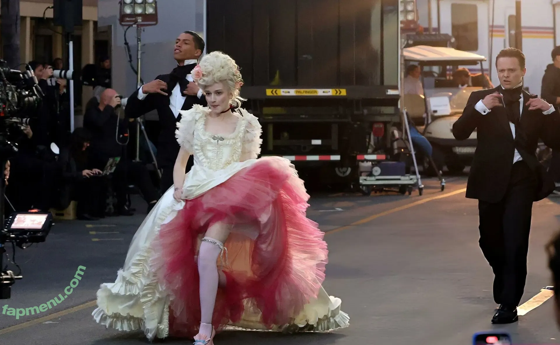 Julia Garner nude photo #0293 (juliagarnerofficial / ztyg_29)