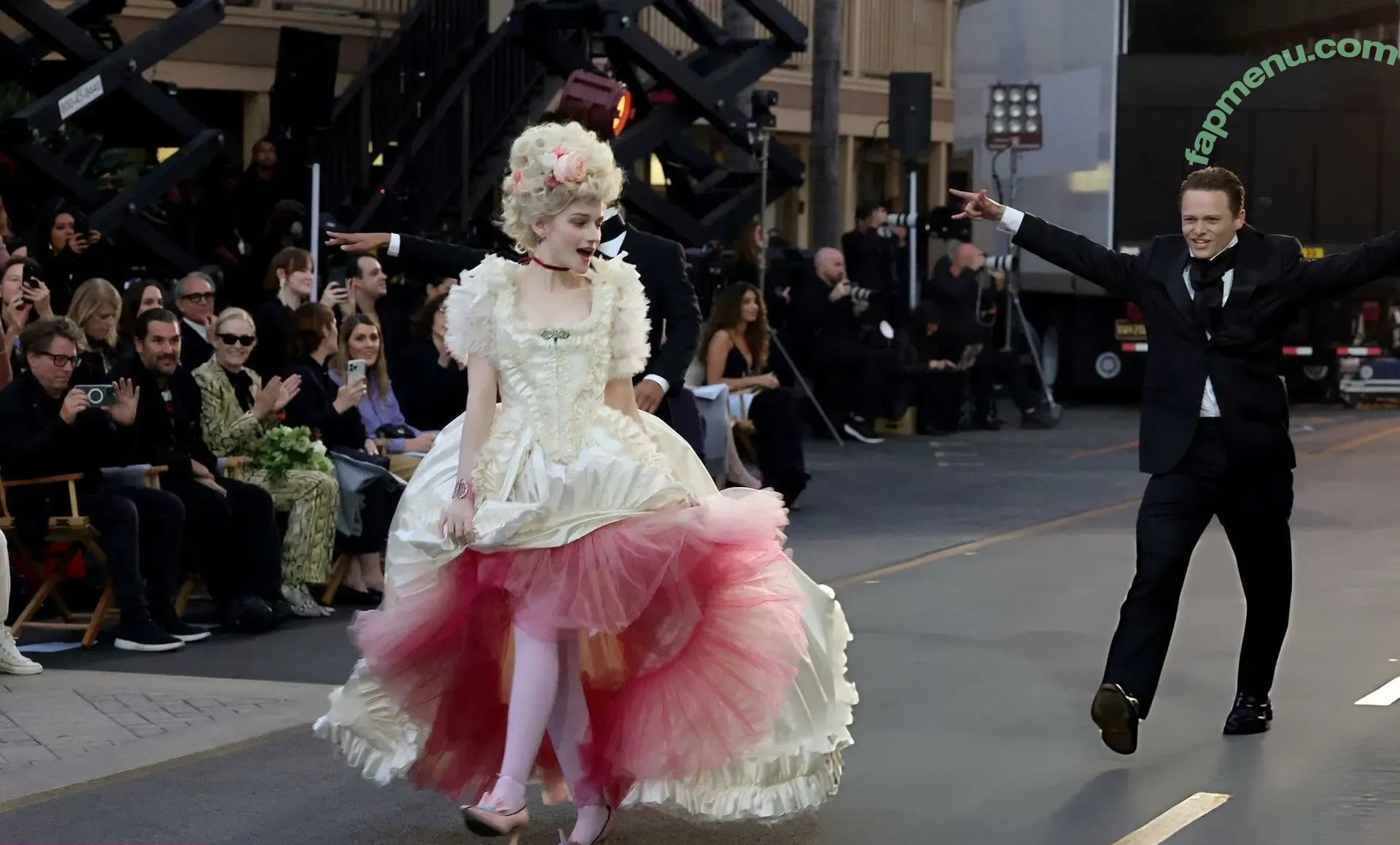 Julia Garner nude photo #0300 (juliagarnerofficial)