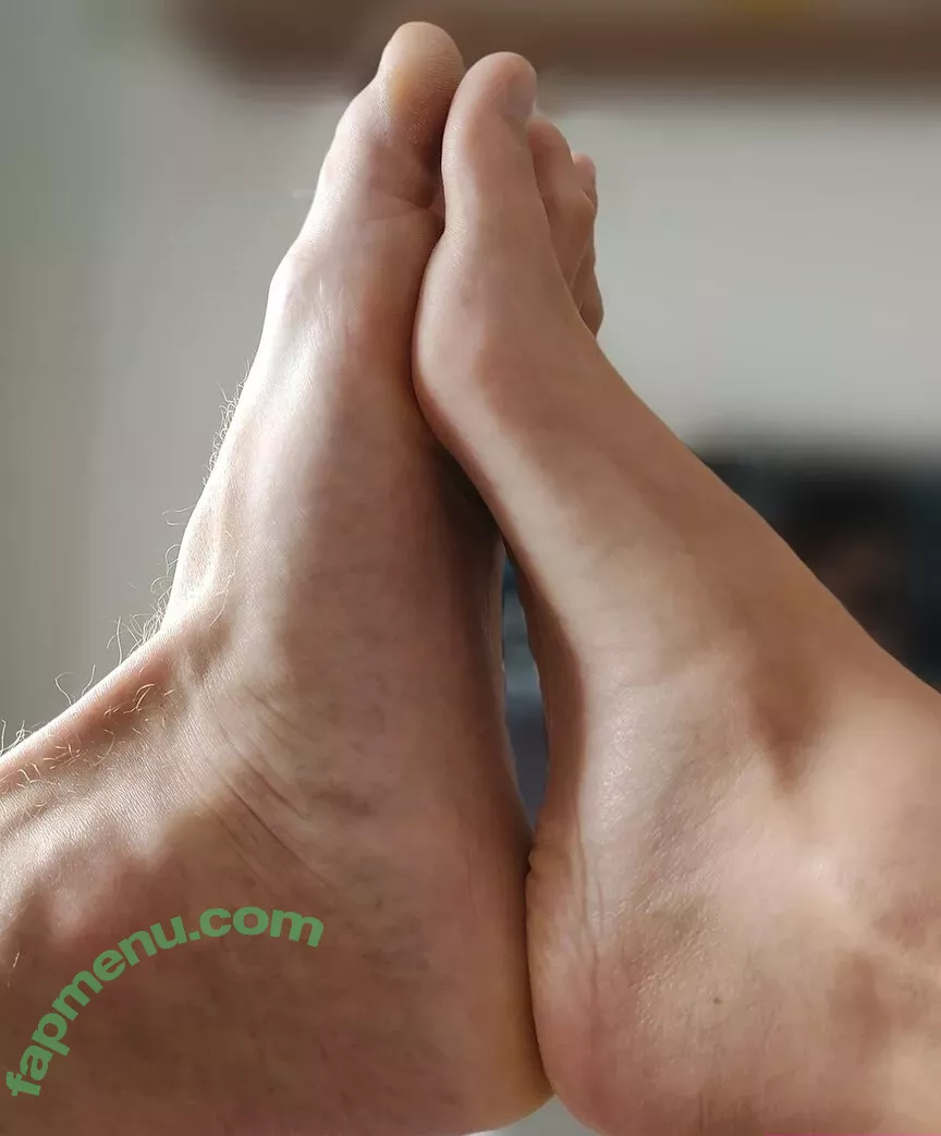 julie.bigfeet nude photo #0024 (juliesfeet)