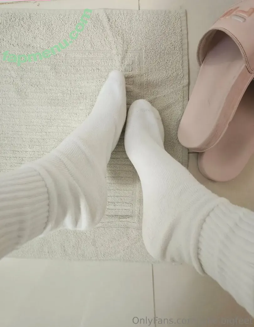 julie.bigfeet nude photo #0073 (juliesfeet)