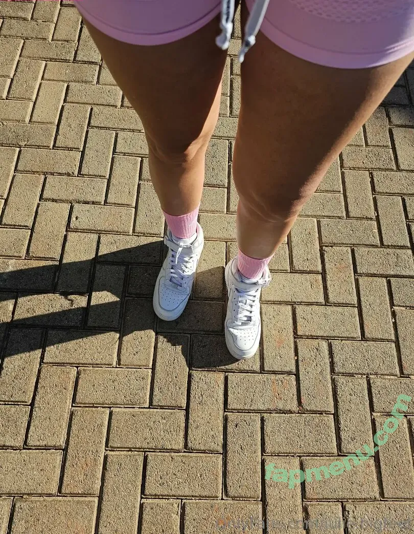 julie.bigfeet nude photo #0074 (juliesfeet)