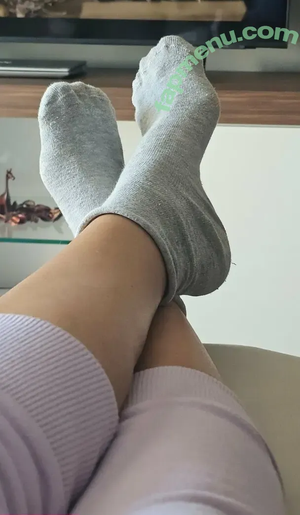 julie.bigfeet nude photo #0088 (juliesfeet)