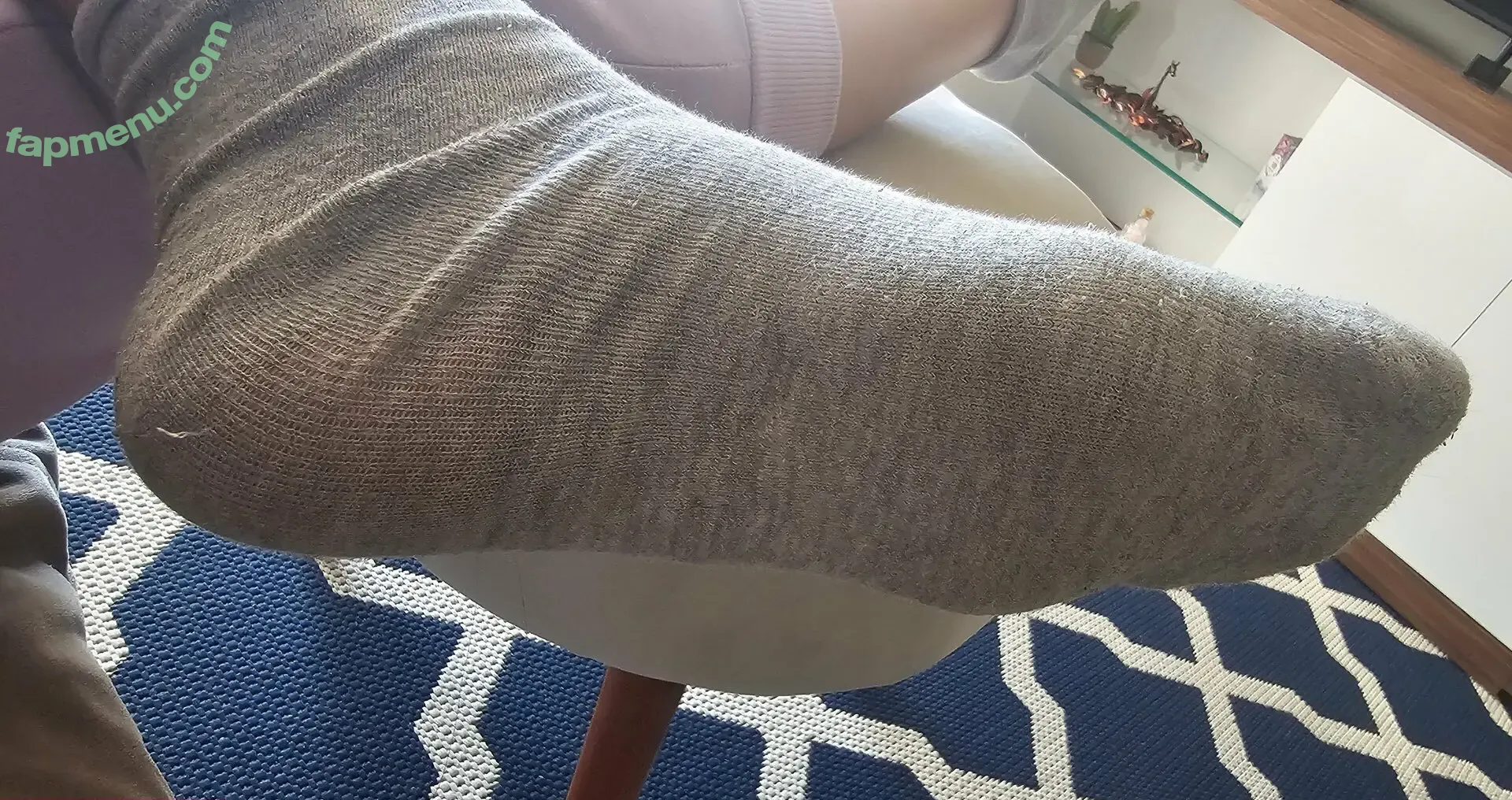 julie.bigfeet nude photo #0089 (juliesfeet)