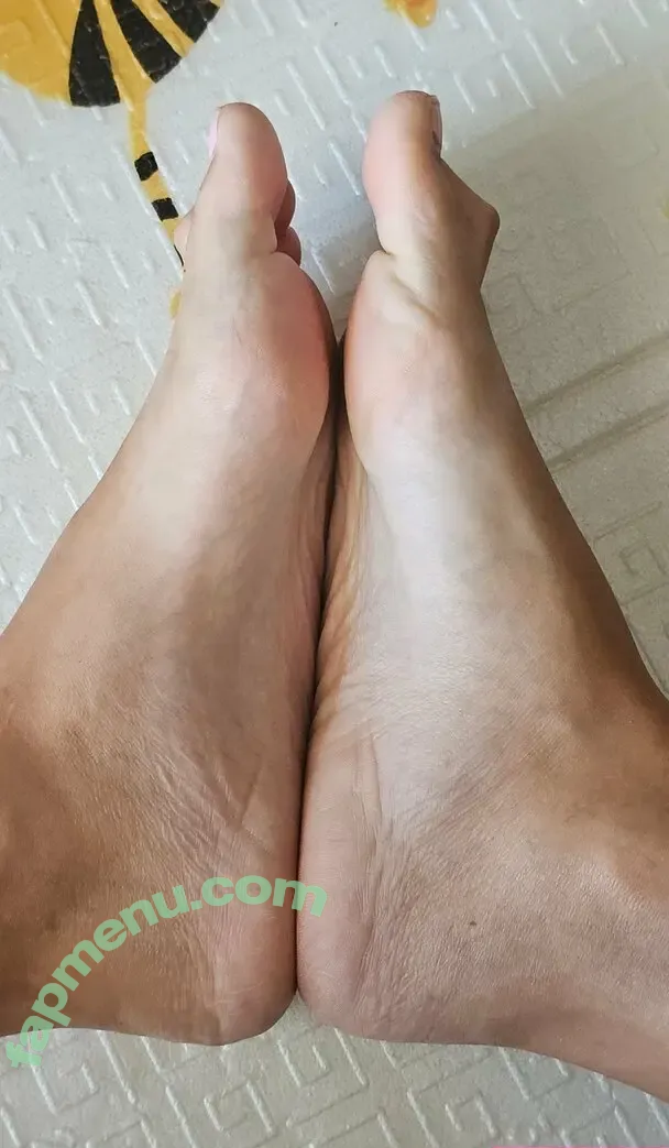 julie.bigfeet nude photo #0097 (juliesfeet)