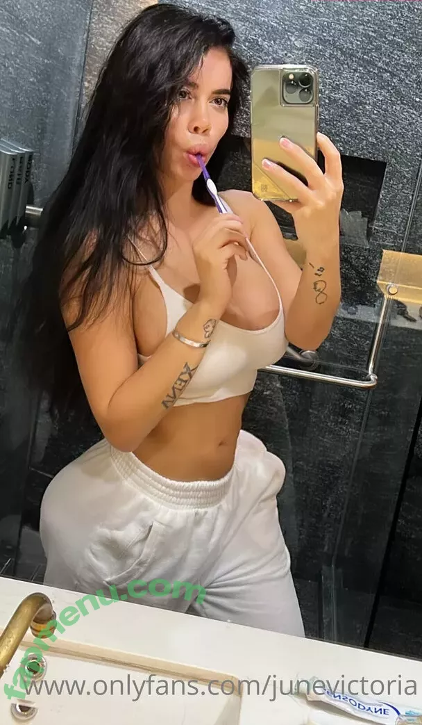 junevictoria nude photo #0004 (lavictoriajune)
