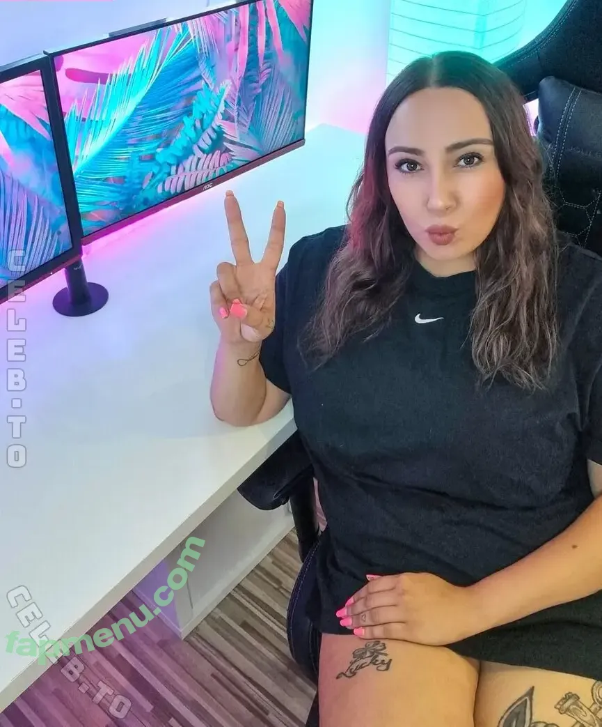 just.a.gamergirl nude photo #0018 (just.a.jessy)