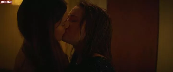 Kaitlyn Dever / KaitlynDever nude photo #0011