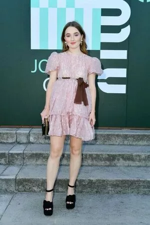 Kaitlyn Dever / KaitlynDever nude photo #0090