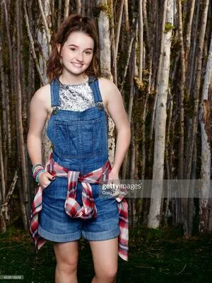 Kaitlyn Dever / KaitlynDever nude photo #0096