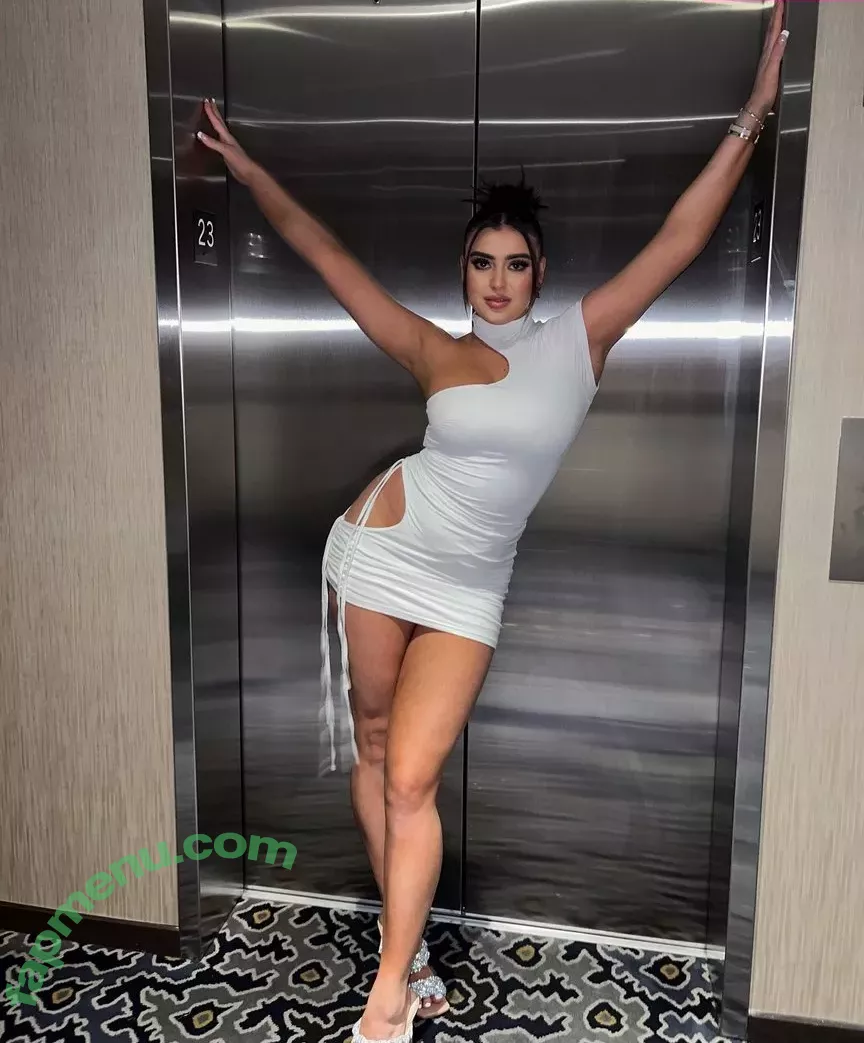 Kalani Hilliker nude photo #0021 (kalanihilliker)