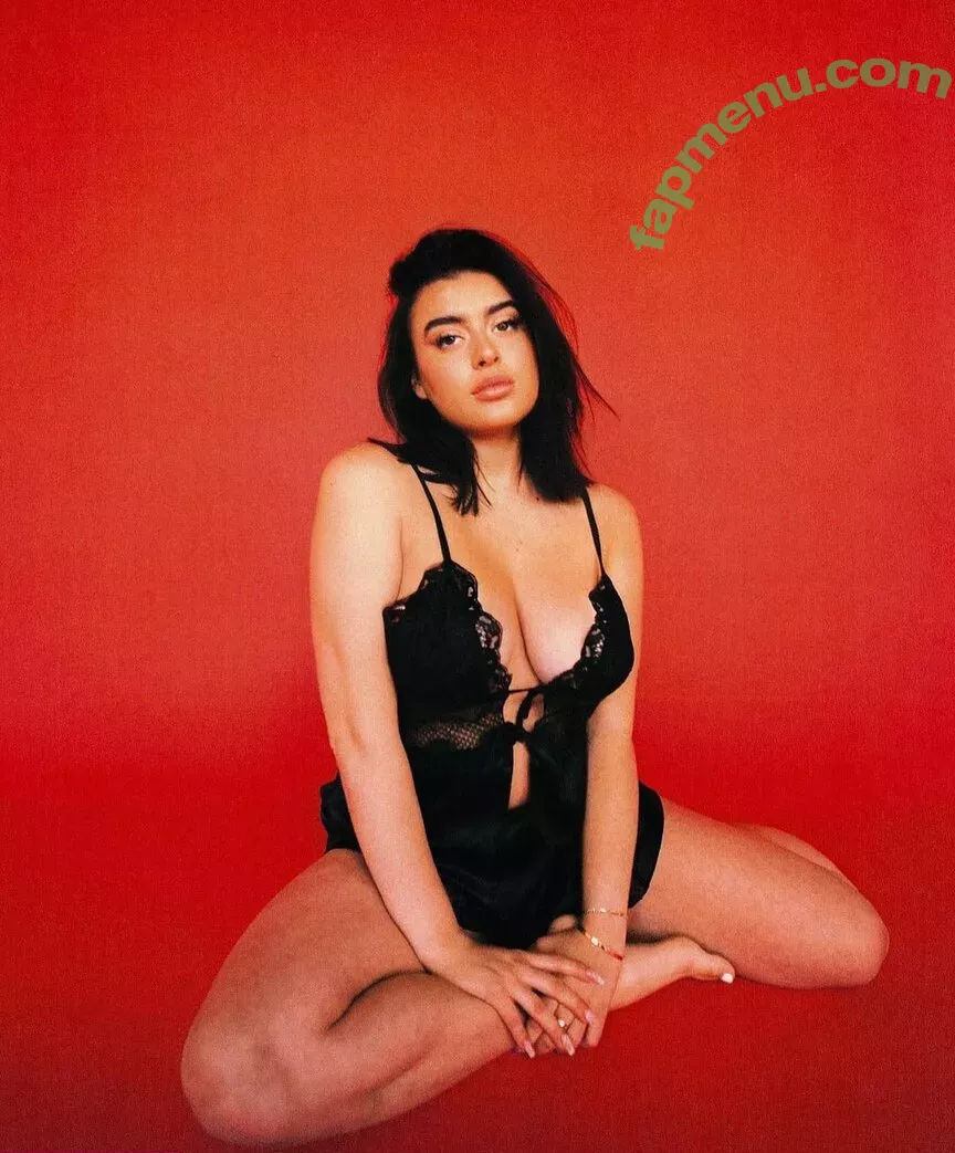 Kalani Hilliker nude photo #0025 (kalanihilliker)