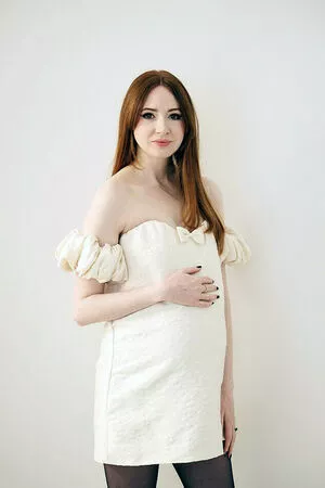 Karen Gillan / karengillan nude photo #0609