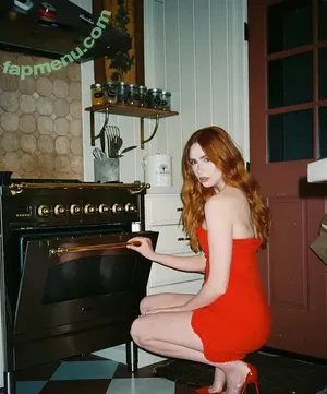 Karen Gillan / karengillan nude photo #0757