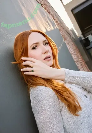 Karen Gillan / karengillan nude photo #0774