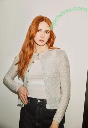 Karen Gillan / karengillan nude photo #0777