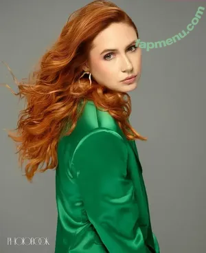 Karen Gillan / karengillan nude photo #0853