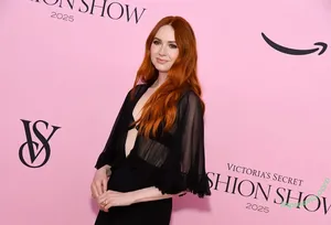 Karen Gillan / karengillan nude photo #0885