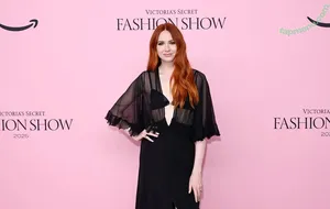 Karen Gillan / karengillan nude photo #0886