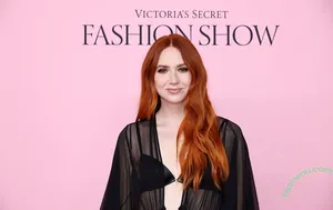 Karen Gillan / karengillan nude photo #0888