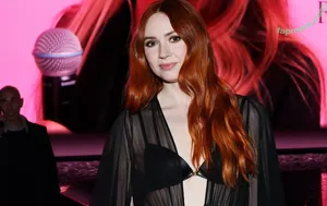 Karen Gillan / karengillan nude photo #0893