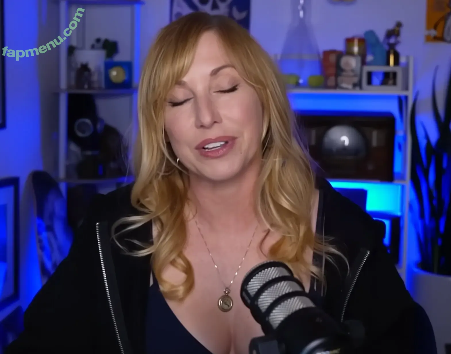 Kari Byron nude photo #0195 (KariByron / starbyron0 / therealkaribyron)