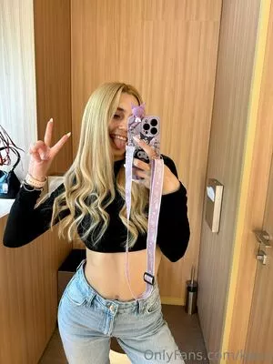 Kari.i nude photo #0357