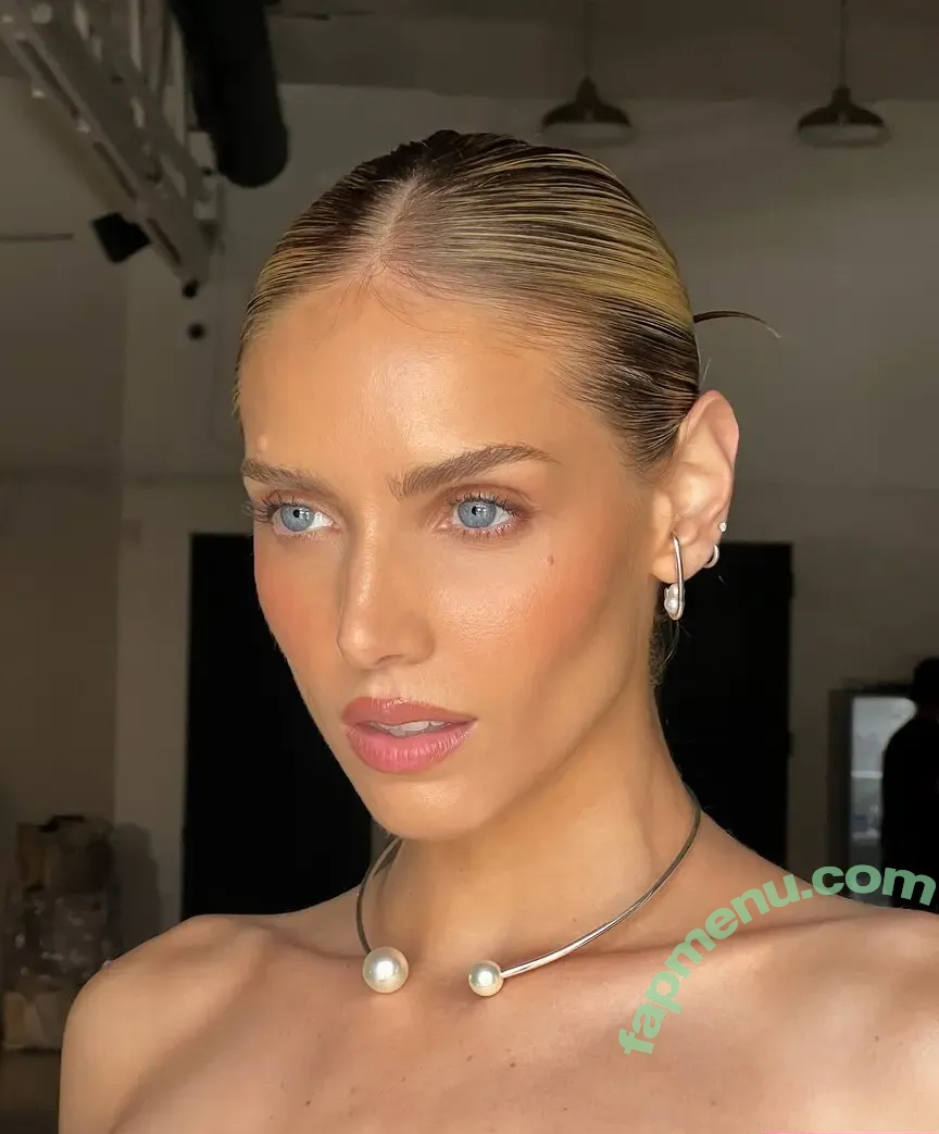 Kari Riley nude photo #0012 (karicassandra)